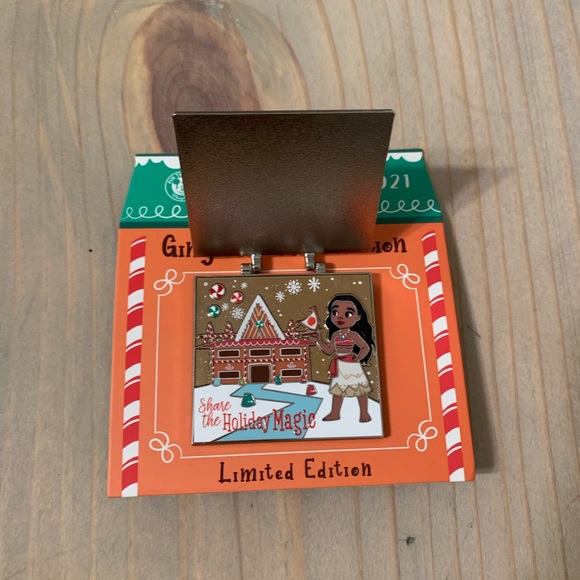 2021 Polynesian Resort Moana Gingerbread House Limited edition pin - Picture 2 of 2
